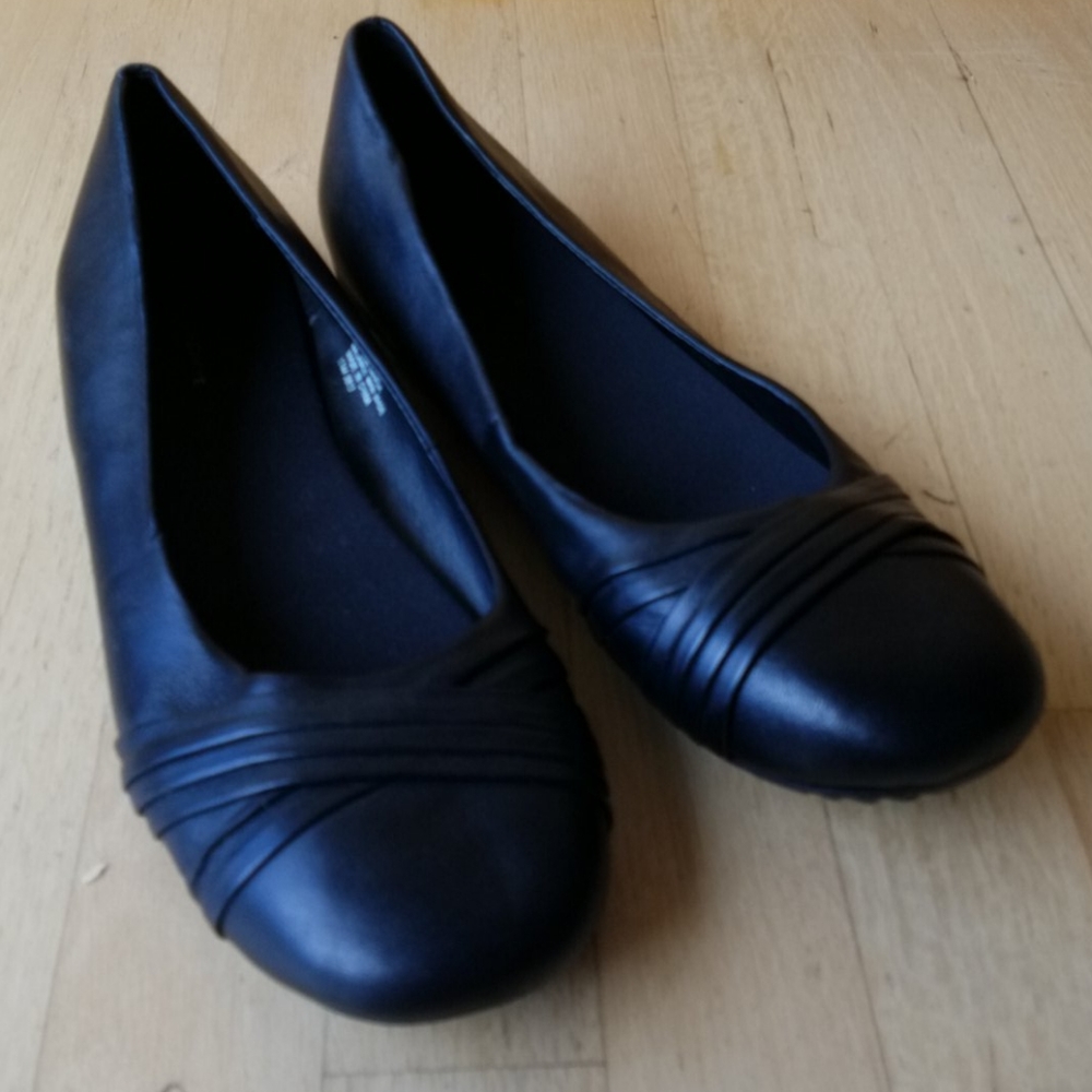 Easy Spirit leather flats